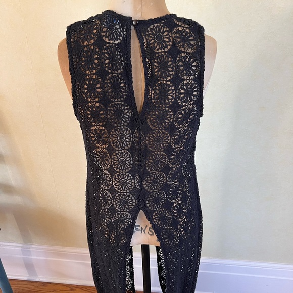 Crocheted, floor-length overlay with front and
back slits - Picture 2 of 4